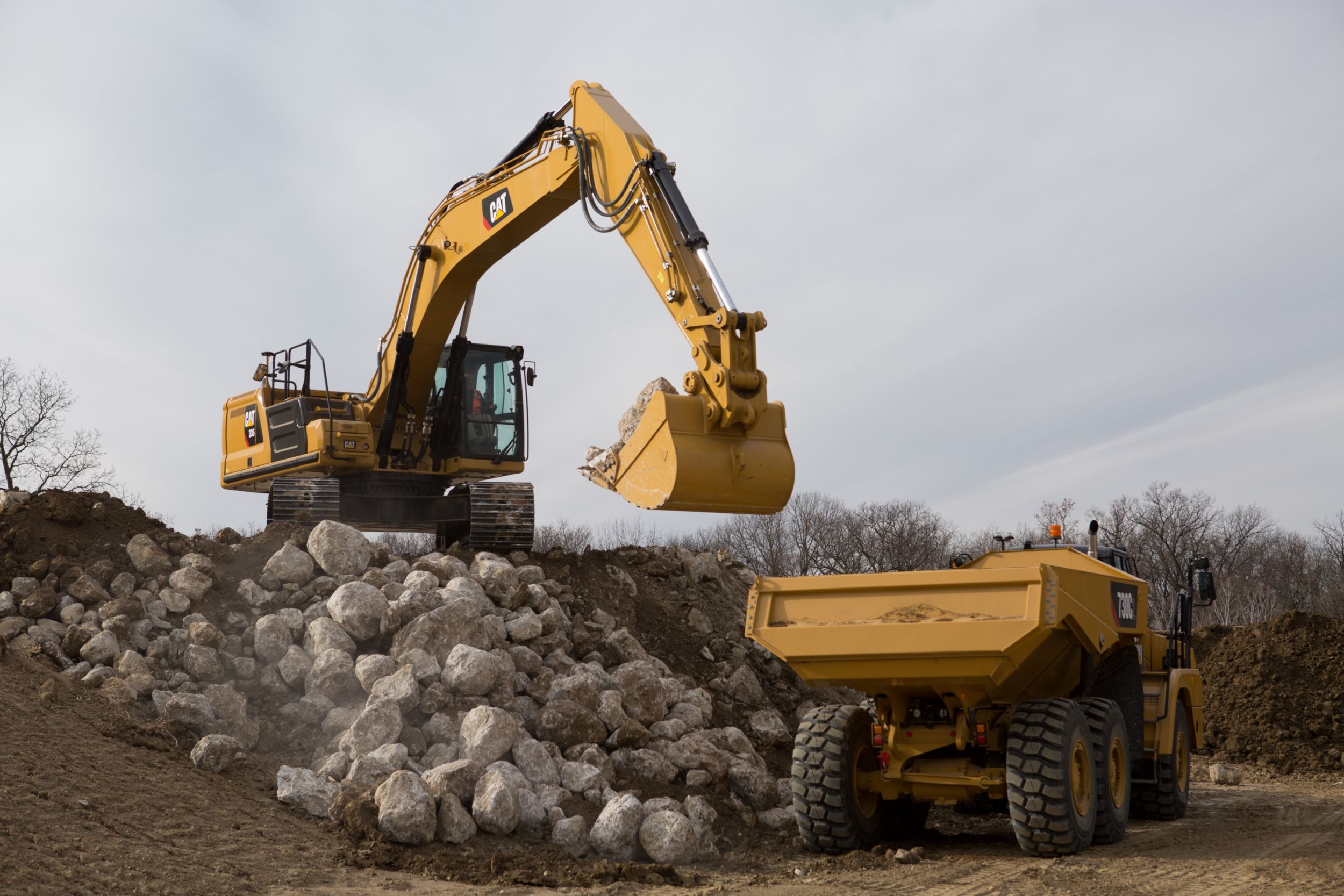 La Excavadora Cat 336 es una opción excelente para cargar camiones.