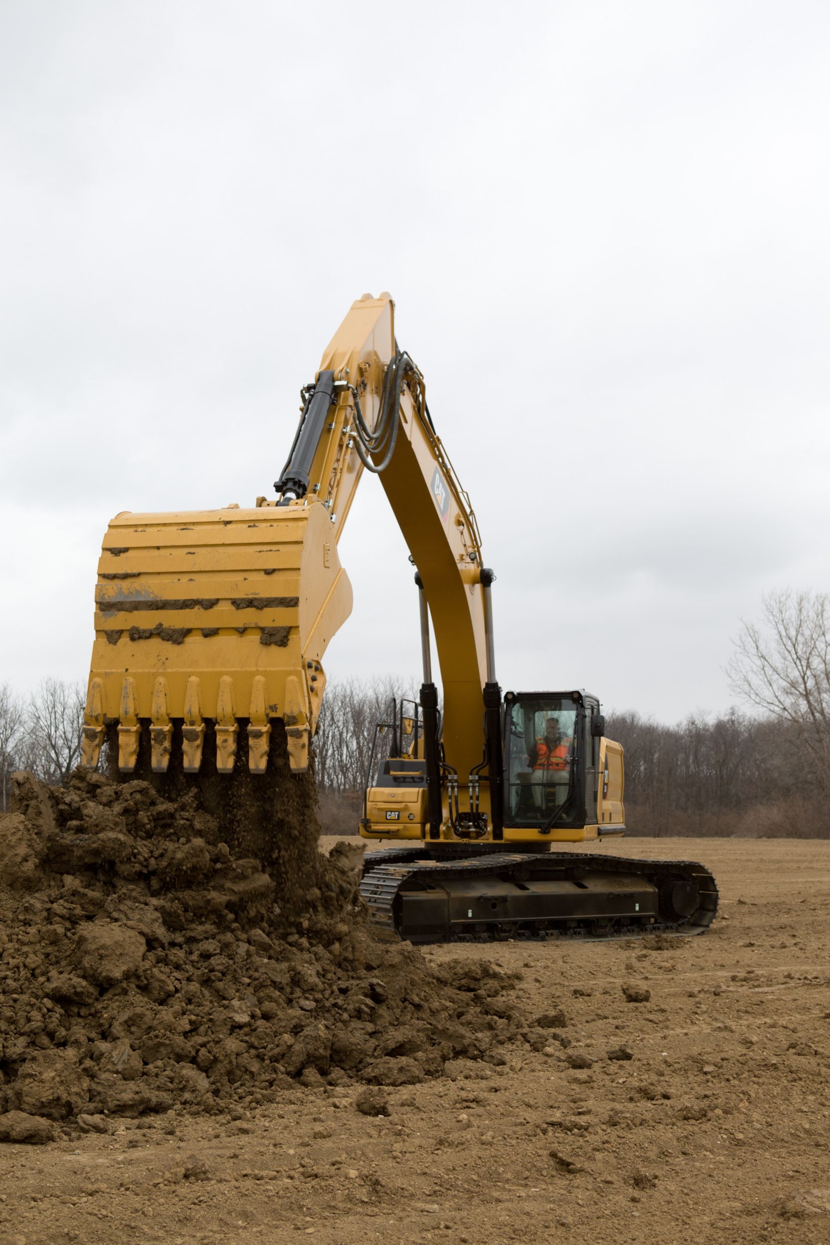 La Excavadora 336 Cat atraviesa la tierra con potencia y precisión.