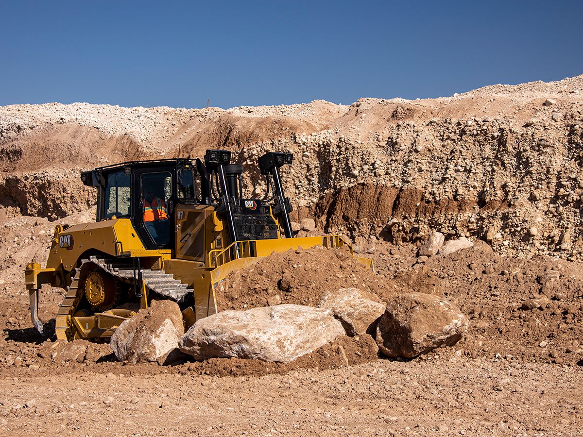Tractor Topador D7 empujando rocas
