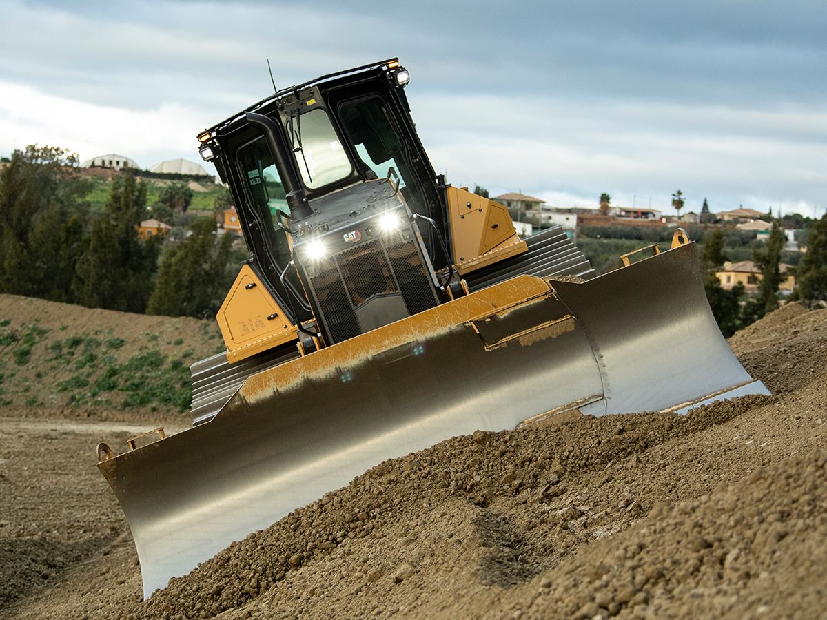 Tractor Topador D5 nivelando una pendiente