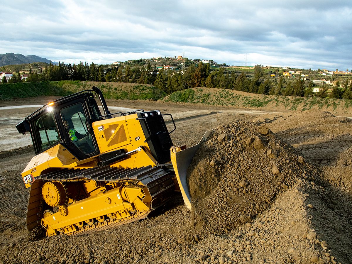 Tractor Topador Cat D5 subiendo una colina