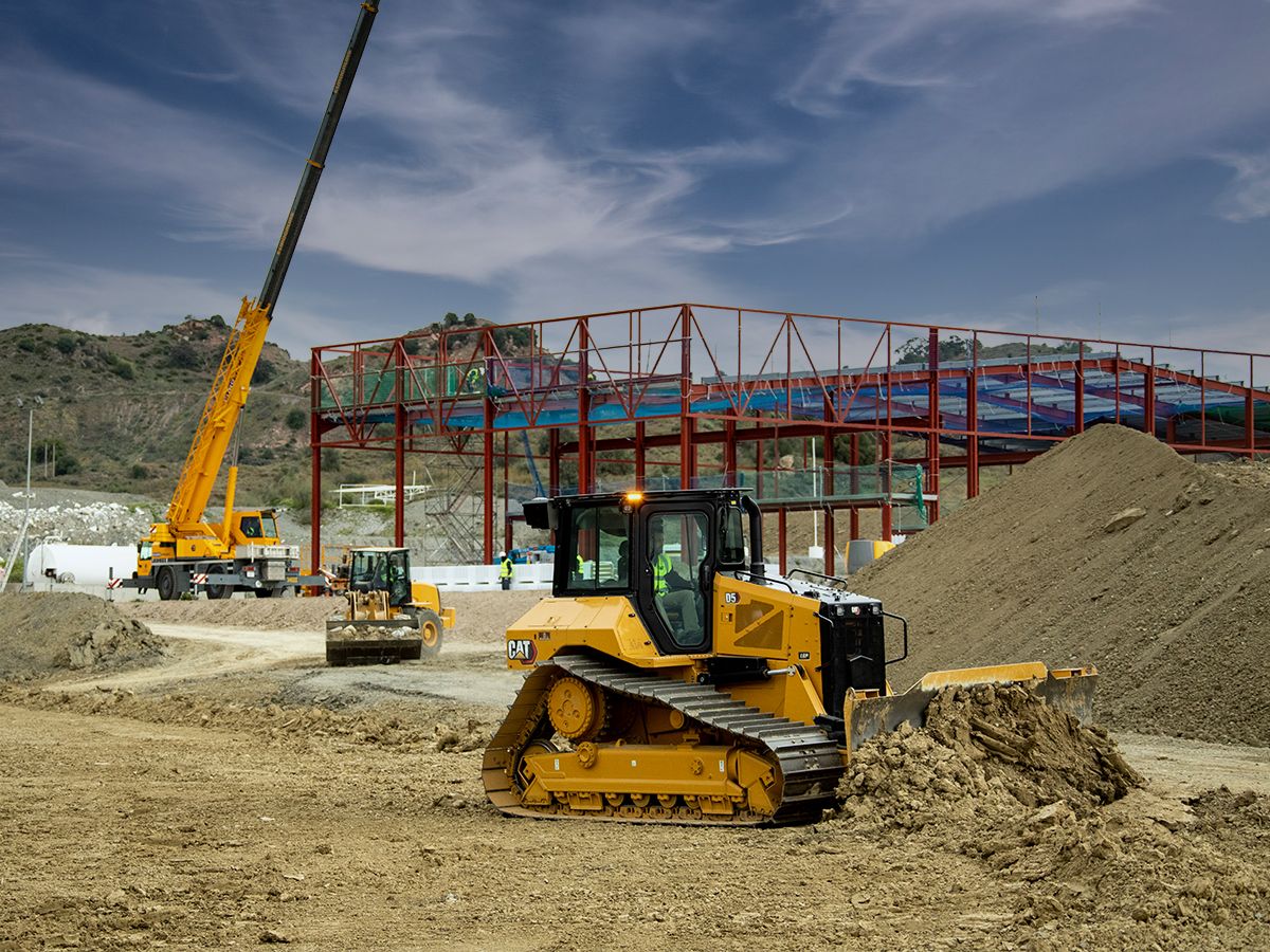 Tractor Topador D5 en construcción de caminos